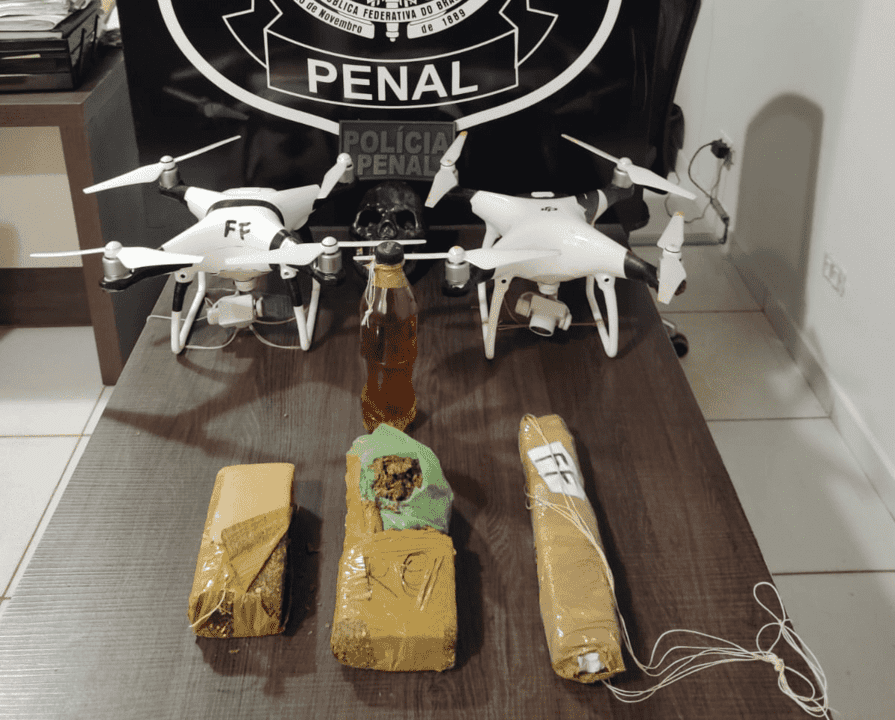 Policiais penais apreendem drones com drogas e uísque em penitenciária de Mato Grosso