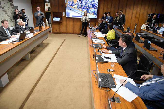 Senado aprova emprestimos internacionais para Mato Grosso Espirito Santo e Distrito Federal