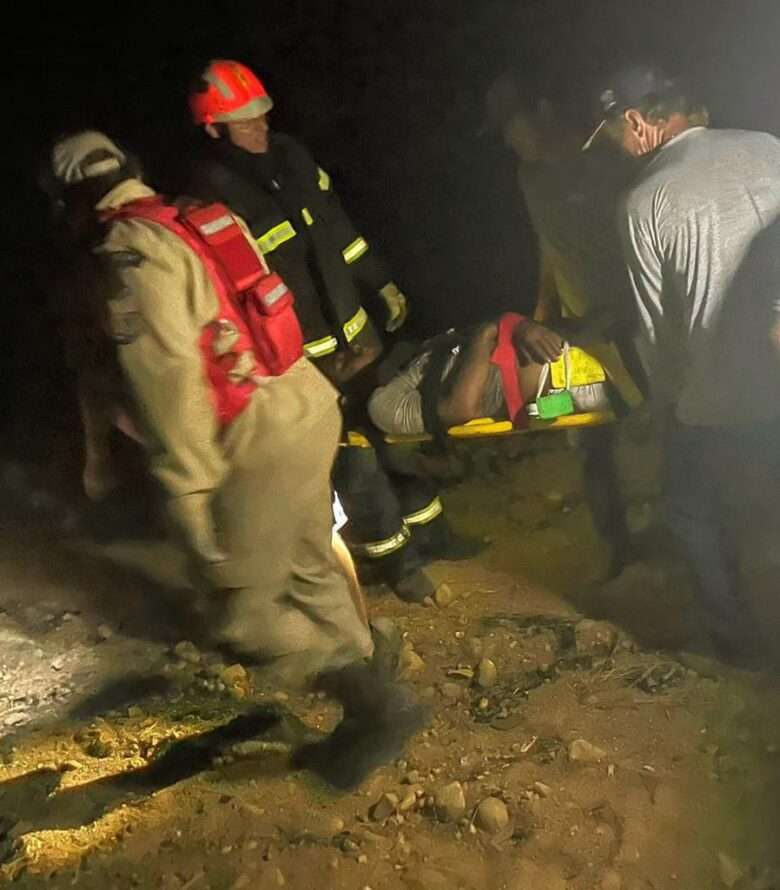 Bombeiros socorrem jovem que sofreu acidente com trator em fazenda na BR-070