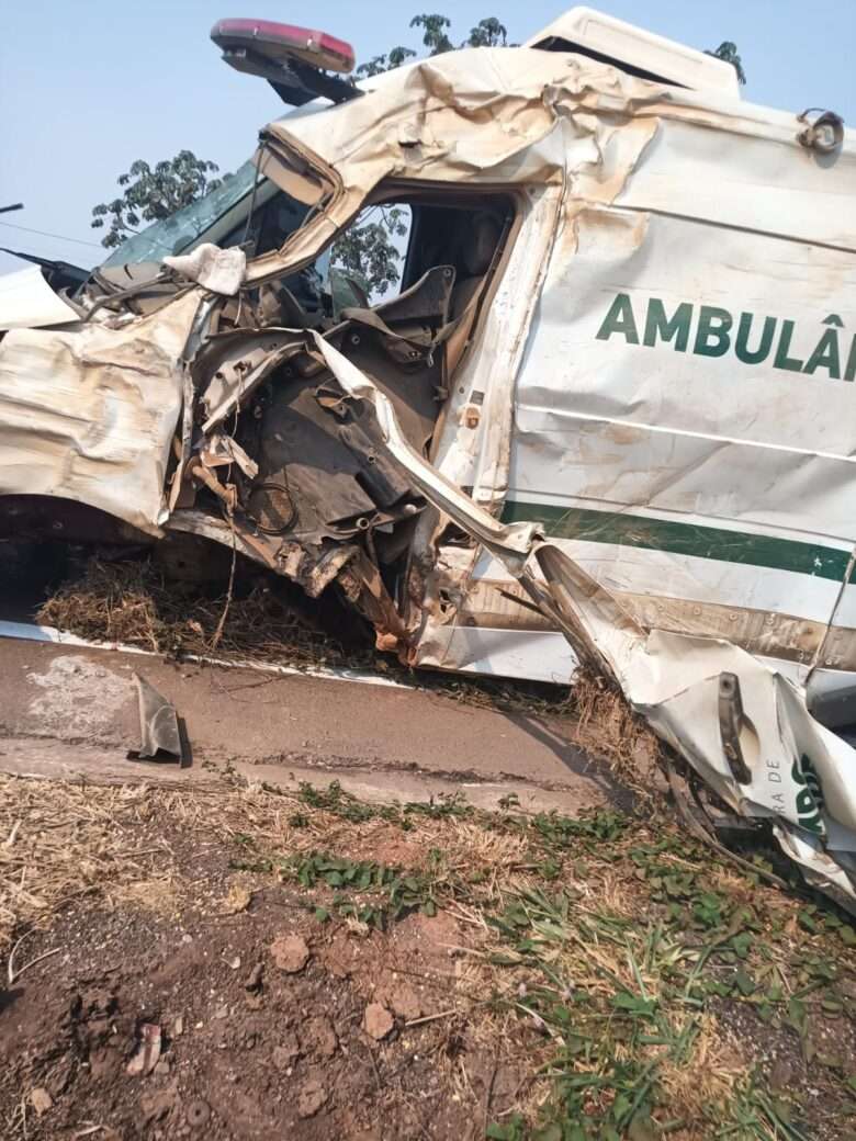 Capotamento de ambulância interdita BR-364 em Juscimeira