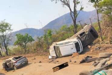 Tombamento de carreta cegonha interdita BR-364 em Campo Verde