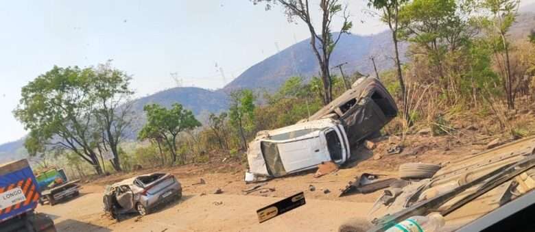 Tombamento de carreta cegonha interdita BR-364 em Campo Verde