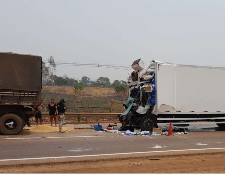 Grave Acidente entre Carretas Interdita BR-163 em Rondonópolis