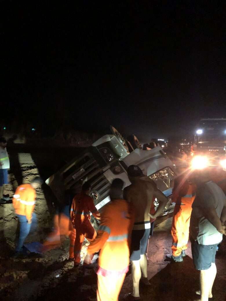 Condutor foi resgatado pela equipe da Nova Rota do Oeste e encaminhado ao Hospital Hilda Stranger Ribeiro, em Nova Mutum. Acidente ocorreu no km 534 da BR-163, e parte da carga de adubo derramou no canteiro central.