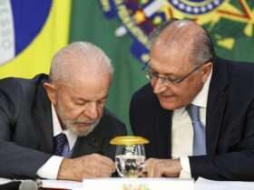 Brasília (DF), 17/09/2024 - O presidente Luiz Inácio Lula da Silva e o vice-presidente, Geraldo Alckmin, participam da assinatura de convênio entre o Sebrae e a Agência Brasileira de Promoção de Exportações e Investimentos (ApexBrasil), no Palácio do Planalto. Foto: Marcelo Camargo/Agência Brasil