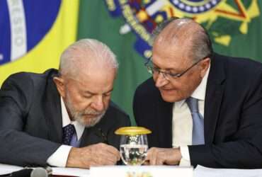 Brasília (DF), 17/09/2024 - O presidente Luiz Inácio Lula da Silva e o vice-presidente, Geraldo Alckmin, participam da assinatura de convênio entre o Sebrae e a Agência Brasileira de Promoção de Exportações e Investimentos (ApexBrasil), no Palácio do Planalto. Foto: Marcelo Camargo/Agência Brasil