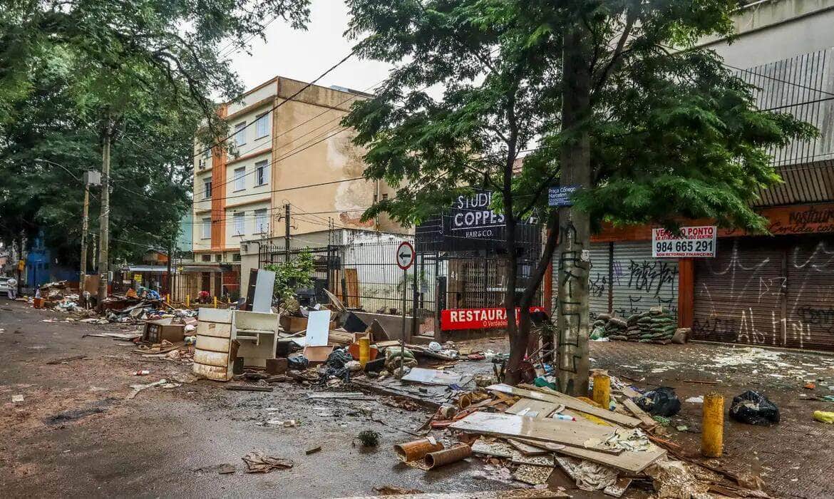 Porto Alegre (RS), 24/05/2024 – CHUVAS/ RS - LIXO - Após fortes chuvas, funcionários do departamento municipal de limpeza urbana (DMLU), fazem a retirada de lixo acumulado nas ruas de Porto Alegre. Foto: Rafa Neddermeyer/Agência Brasil Por: Rafa Neddermeyer/Agência Brasil