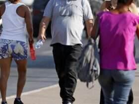 Brasília (DF), 03.09.2024 - Seca e alta temperatura em Brasília. Pessoas com garrafas de água passam pelo Setor de Diversões Sul.  Foto: Bruno Peres/Agência Brasil