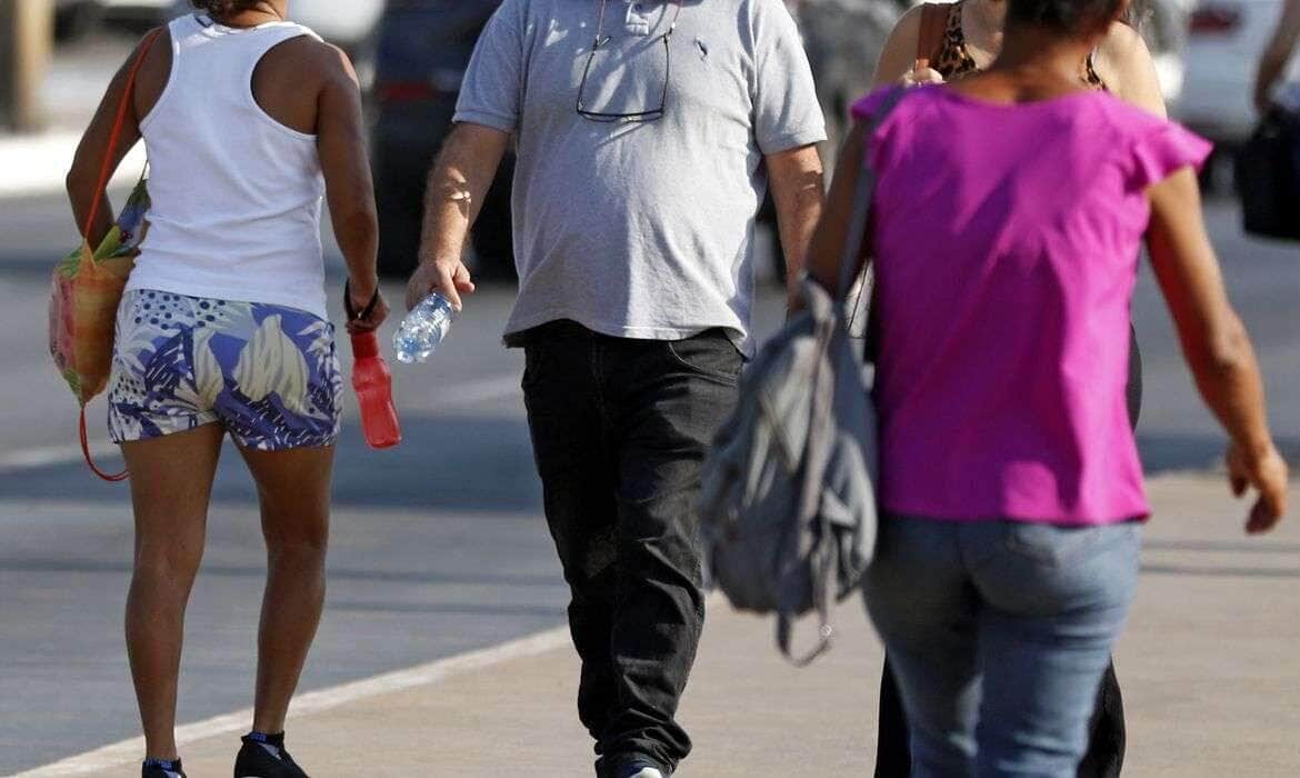 Brasília (DF), 03.09.2024 - Seca e alta temperatura em Brasília. Pessoas com garrafas de água passam pelo Setor de Diversões Sul.  Foto: Bruno Peres/Agência Brasil