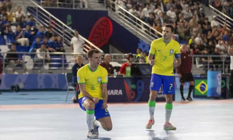 Uzbequistão, 14/-9/2024 - Copa do mundo de futsal Jogadores Marcel (6) e Dyego (7) comemoram um gol do Brasil contra a seleção de Cuba. Foto: Leto Ribas/CBF