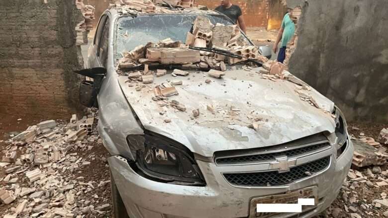 Mulher fica gravemente ferida após colisão em muro em Sorriso