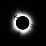 An airplane passes near the total solar eclipse during the Hoosier Cosmic Celebration at Memorial Stadium in Bloomington, Indiana, U.S. April 8, 2024. Reuters/USA Today Network/Bobby Goddin/Proibida reprodução