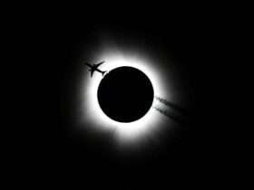 An airplane passes near the total solar eclipse during the Hoosier Cosmic Celebration at Memorial Stadium in Bloomington, Indiana, U.S. April 8, 2024. Reuters/USA Today Network/Bobby Goddin/Proibida reprodução