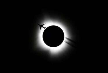 An airplane passes near the total solar eclipse during the Hoosier Cosmic Celebration at Memorial Stadium in Bloomington, Indiana, U.S. April 8, 2024. Reuters/USA Today Network/Bobby Goddin/Proibida reprodução