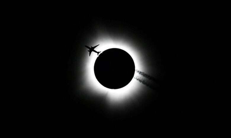 An airplane passes near the total solar eclipse during the Hoosier Cosmic Celebration at Memorial Stadium in Bloomington, Indiana, U.S. April 8, 2024. Reuters/USA Today Network/Bobby Goddin/Proibida reprodução