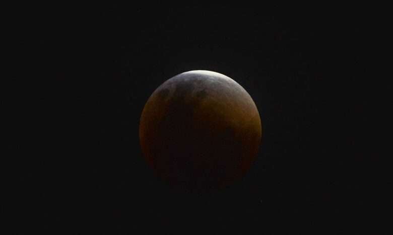 Eclipse total da lua. Por: Marcello Casal jr/Agência Brasil