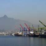 Atracação de navios no Caís do Porto do Rio de Janeiro, guindaste, container. Por: Tânia Rêgo/Agência Brasil