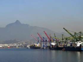 Atracação de navios no Caís do Porto do Rio de Janeiro, guindaste, container. Por: Tânia Rêgo/Agência Brasil