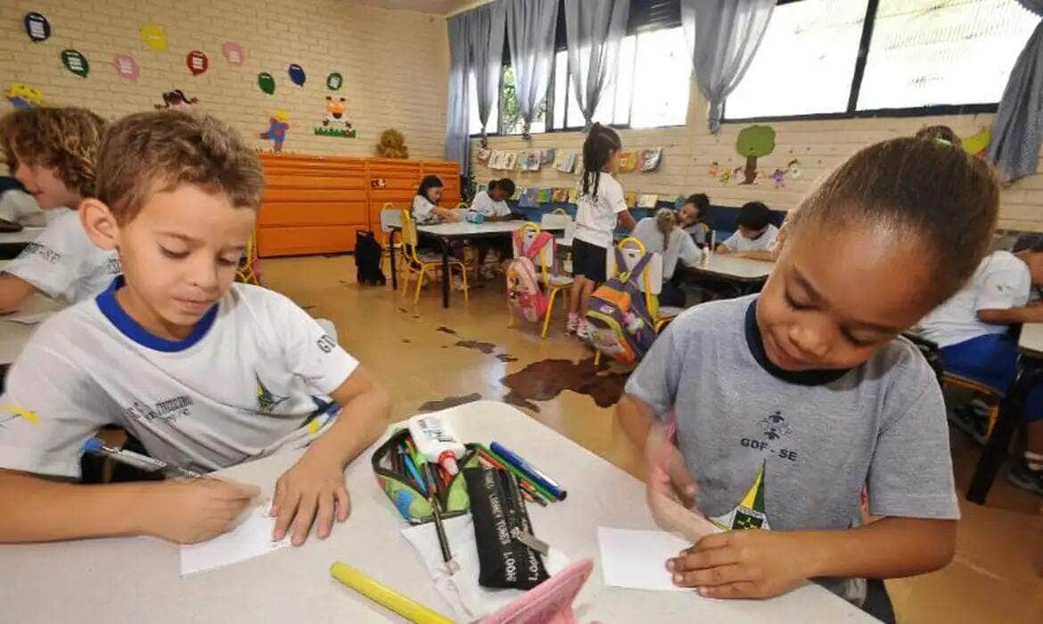 Crianças da educação infantil em sala de aula Por: Arquivo/ Agência Brasil