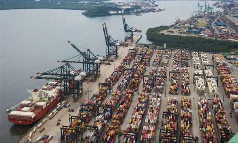 O Porto de Santos responde por quase 30% da balança comercial do país. Importação, exportação, balança comercial, porto, navio, container, comércio exterior - Foto: Divulgação/Porto de Santos