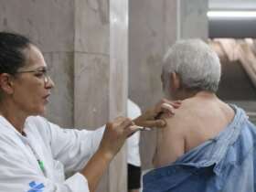 São Paulo (SP), 02/05/2023 - Aplicação da vacina bivalente contra a covid-19 no posto móvel de vacinação da Unidade Básica de Saúde - UBS República na galeria subterrânea da praça do Patriarca. Foto: Rovena Rosa/Agência Brasil