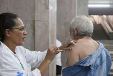 São Paulo (SP), 02/05/2023 - Aplicação da vacina bivalente contra a covid-19 no posto móvel de vacinação da Unidade Básica de Saúde - UBS República na galeria subterrânea da praça do Patriarca. Foto: Rovena Rosa/Agência Brasil