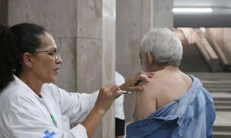 São Paulo (SP), 02/05/2023 - Aplicação da vacina bivalente contra a covid-19 no posto móvel de vacinação da Unidade Básica de Saúde - UBS República na galeria subterrânea da praça do Patriarca. Foto: Rovena Rosa/Agência Brasil