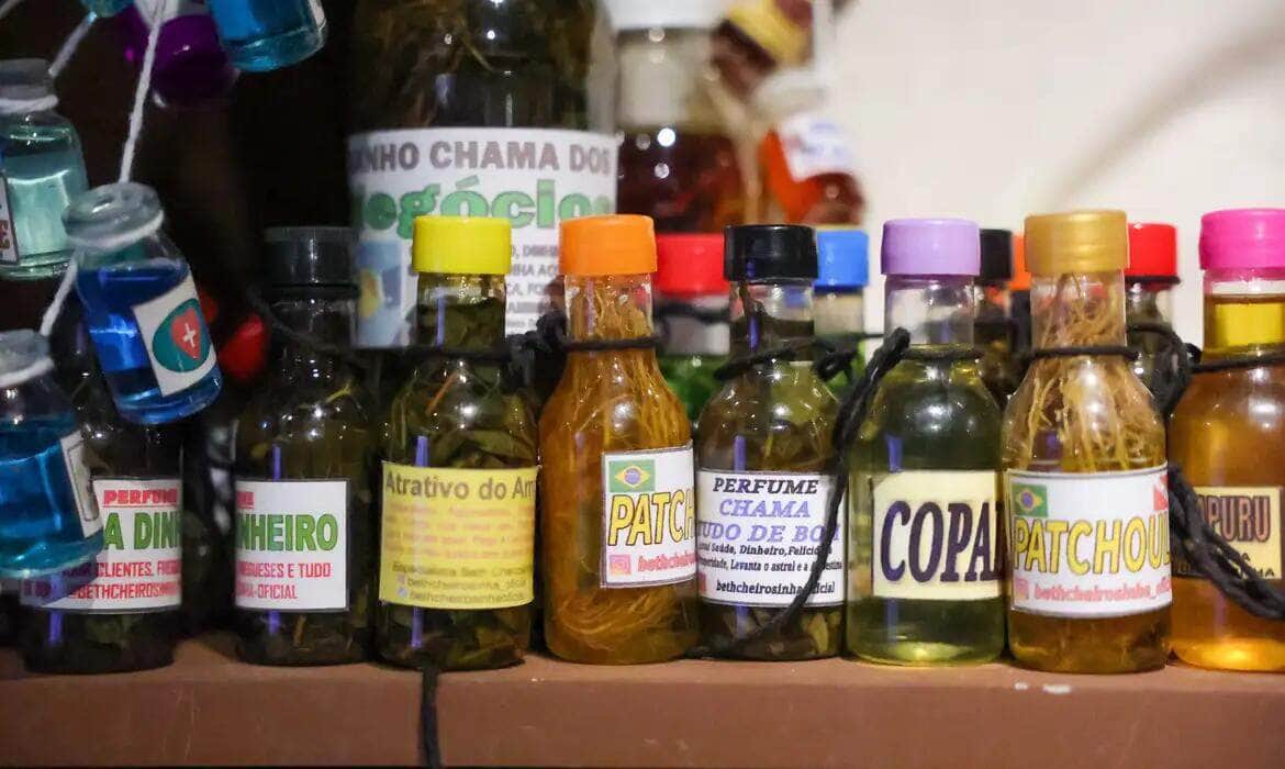 Brasília (DF) 21/06/2024 SESI Lab promove exposição sobre bioeconomia em Brasília. A exposição traz painéis e jogos interativos sobre a floresta amazônica, todas as obras são de artistas indígenas e todos os produtos foram trazidos de cidades do Norte do país para cá. Foto: Fabio Rodrigues-Pozzebom/ Agência Brasil