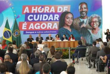 Brasília (DF), 18/09/2024 - O ministro Paulo Pimenta, o presidente Luiz Inácio Lula da Silva, a ministra da Saúde Nísia Trindade e o secretário-executivo do ministério da Saúde Swedenberger Barbosa durante cerimônia de lançamento do Plano de Ação 2024/2025 para redução dos impactos da dengue e de outras arboviroses, às 11h, no Palácio do Planalto. Foto: José Cruz/Agência Brasil