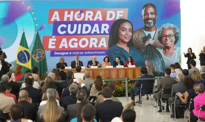 Brasília (DF), 18/09/2024 - O ministro Paulo Pimenta, o presidente Luiz Inácio Lula da Silva, a ministra da Saúde Nísia Trindade e o secretário-executivo do ministério da Saúde Swedenberger Barbosa durante cerimônia de lançamento do Plano de Ação 2024/2025 para redução dos impactos da dengue e de outras arboviroses, às 11h, no Palácio do Planalto. Foto: José Cruz/Agência Brasil