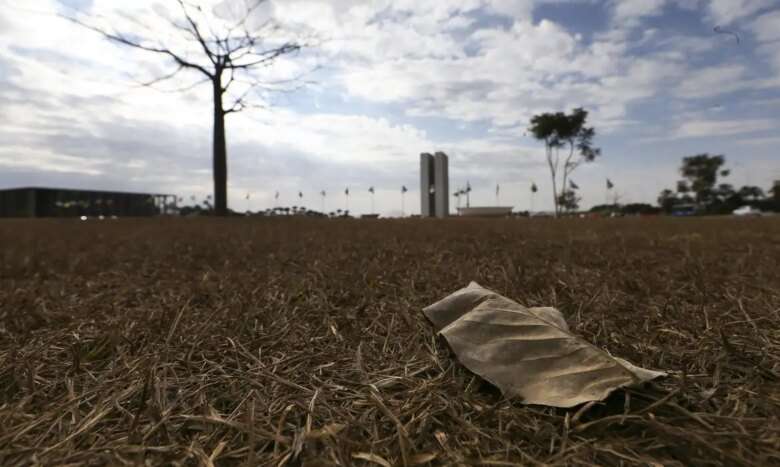 A Defesa Civil declarou estado de alerta no Distrito Federal por causa da baixa umidade do ar que ficou entre 12 e 20% esta semana. Por: Marcelo Camargo/Agência Brasil