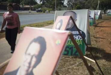 Cavaletes, bonecos e cartazes são permitidos durante a campanha eleitoral, desde que não dificultem o bom andamento do trânsito de pessoas e veículos (Marcelo Camargo/Agência Brasil)