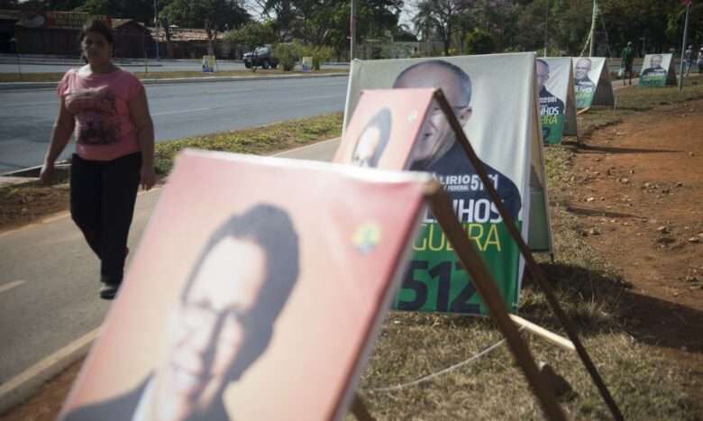 Cavaletes, bonecos e cartazes são permitidos durante a campanha eleitoral, desde que não dificultem o bom andamento do trânsito de pessoas e veículos (Marcelo Camargo/Agência Brasil)