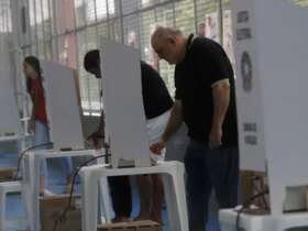 Eleitores votam no 1º turno em seção eleitoral no Colégio Maria Raythe, na Tijuca, zona norte da cidade. Por: Fernando Frazão/Agência Brasil