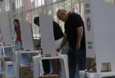 Eleitores votam no 1º turno em seção eleitoral no Colégio Maria Raythe, na Tijuca, zona norte da cidade. Por: Fernando Frazão/Agência Brasil