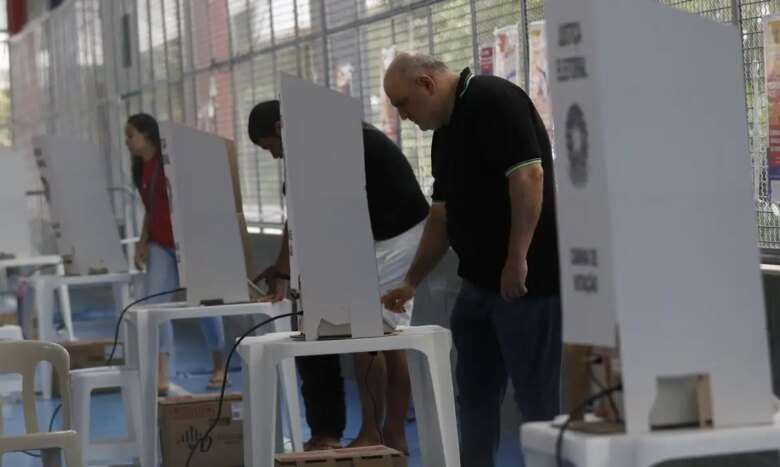 Eleitores votam no 1º turno em seção eleitoral no Colégio Maria Raythe, na Tijuca, zona norte da cidade. Por: Fernando Frazão/Agência Brasil