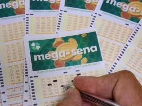 22/06/2023 - Brasília - Mega-Sena, concurso da  Mega-Sena, jogos da  Mega-Sena, loteria da  Mega-Sena. - Volantes da Mega Sena sendo preenchidos para apostas em casas lotéricas da Caixa. Foto: Rafa Neddermeyer/Agência Brasil/Arquivo