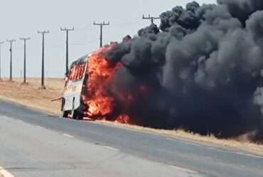 Ônibus escolar pega fogo na MT-242; Corpo de Bombeiros e produtores rurais controlam chamas