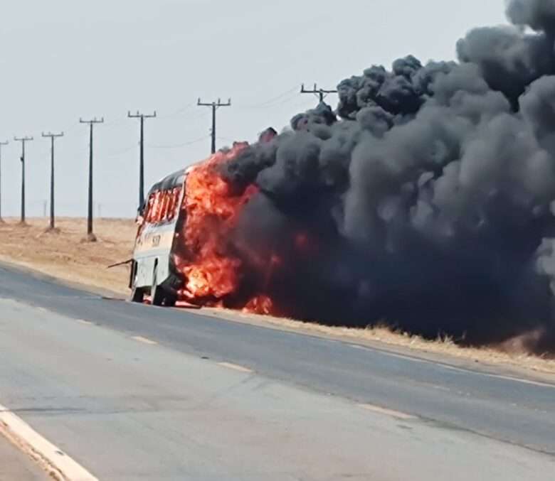 Ônibus escolar pega fogo na MT-242; Corpo de Bombeiros e produtores rurais controlam chamas