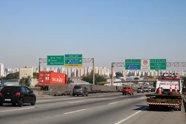 Trânsito de veículos na Rodovia Presidente Dutra.