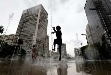 RETROSPECTIVA_2023 - Onda de calor em São Paulo. - Foto: Paulo Pinto/Agência Brasil