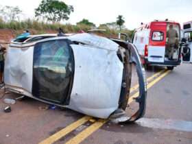 Capotamento em curva desnível deixa motorista ferido na EMT-383, em Rondonópolis