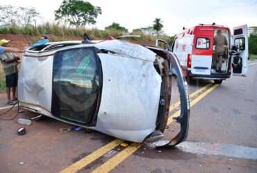 Capotamento em curva desnível deixa motorista ferido na EMT-383, em Rondonópolis