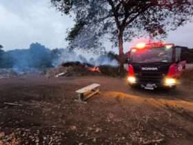 Bombeiros combatem incêndio em aterro de Primavera do Leste