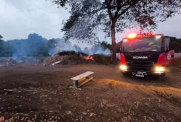 Bombeiros combatem incêndio em aterro de Primavera do Leste