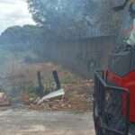 Bombeiros combatem incêndio em terreno baldio em Mato Grosso