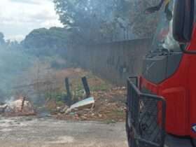 Bombeiros combatem incêndio em terreno baldio em Mato Grosso