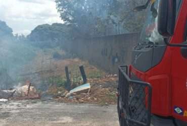 Bombeiros combatem incêndio em terreno baldio em Mato Grosso