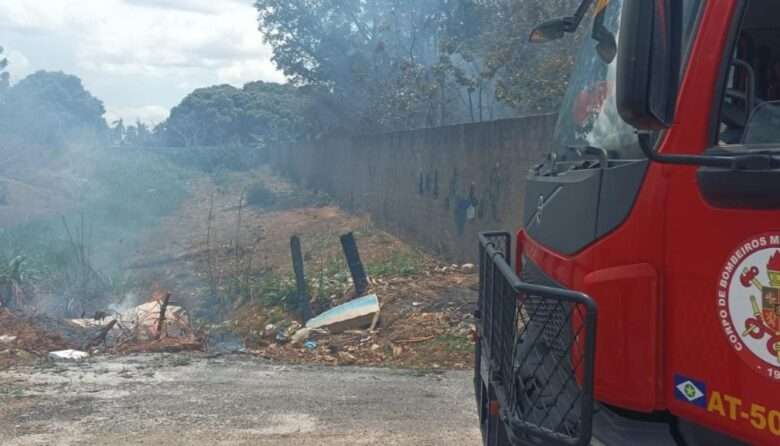 Bombeiros combatem incêndio em terreno baldio em Mato Grosso