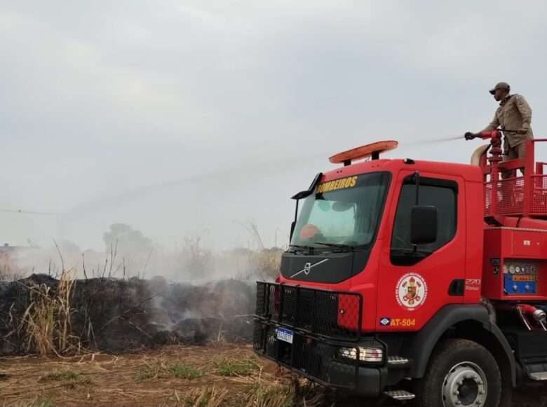 Bombeiros controlam incêndio em terreno baldio no interior de Mato Grosso